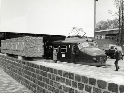 168209 Afbeelding van de kop van een electrisch treinstel mat. 1954 (met het fictieve nummer 269) van de N.S. op de ...